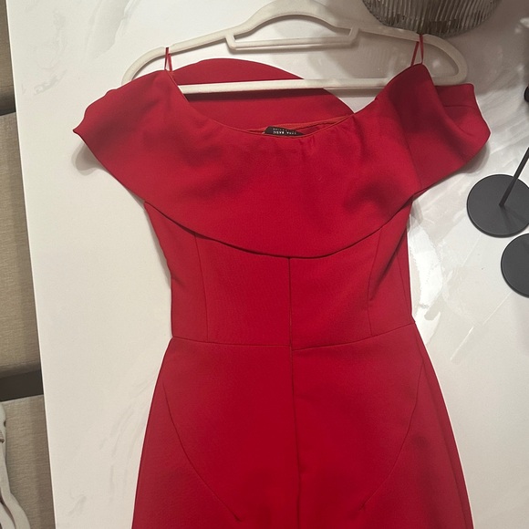 Zara Elegant Red Off-Shoulder Dress - Picture 6 of 8